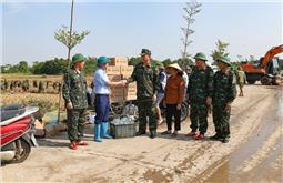 Thiếu tướng La Công Phương kiểm tra, động viên lực lượng giúp dân khắc phục hậu quả bão số 3